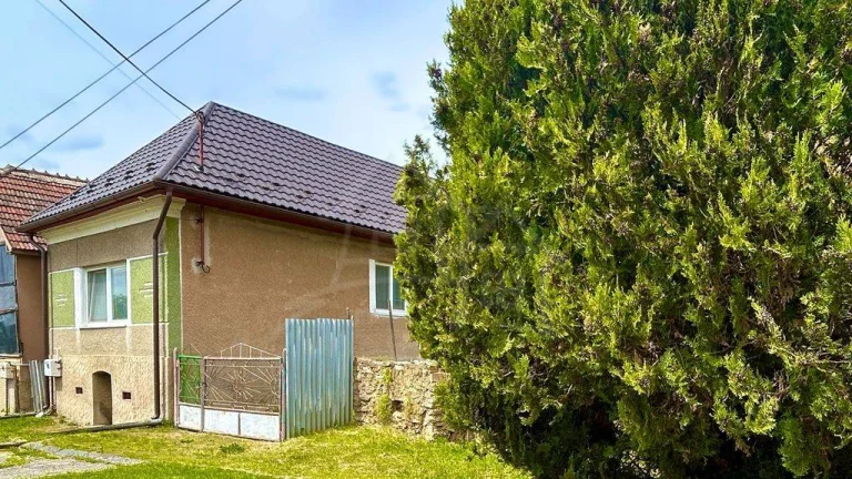 ZNÍŽENÁ CENA - Obývateľný dom v tichej časti obce Gemersk
