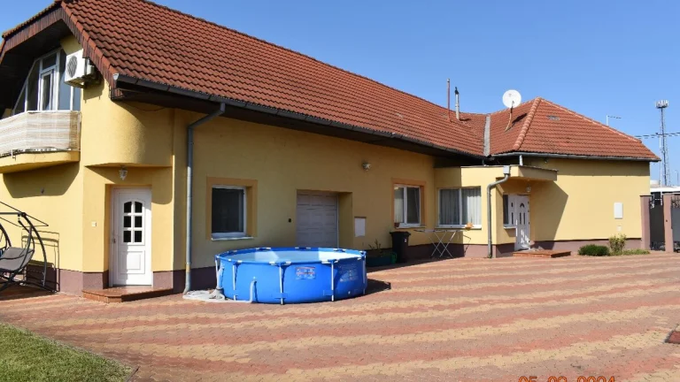 Na predaj dom s dvoj-garážou a s bazénom