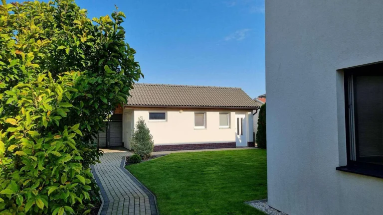 Ponúkame na predaj 3izbový byt v štvorbytovke s malebnou záh