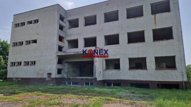 Na predaj trojpodlažná budova s 1,2 ha pozemkom – Vojany
