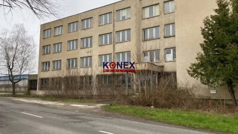 NA PREDAJ Štvorpodlažná budova v Strážskom