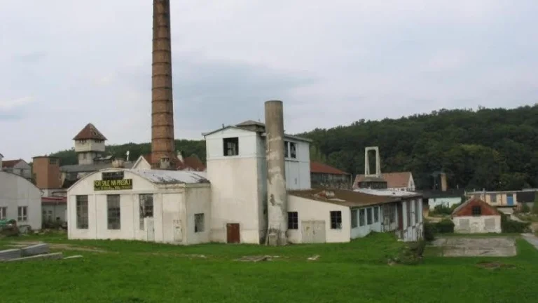 Horné Orešany: Na predaj výrobno-skladový areál.