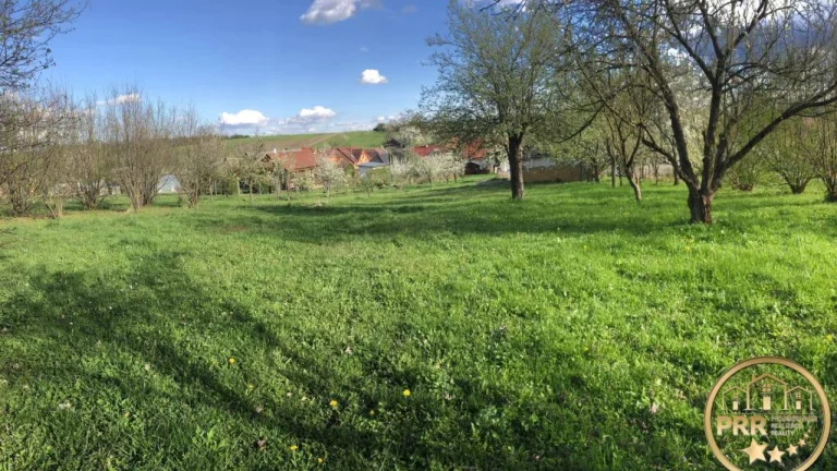 Krásny slnečný pozemok (cca 2816m2) v Dežericiach pri Bánovc