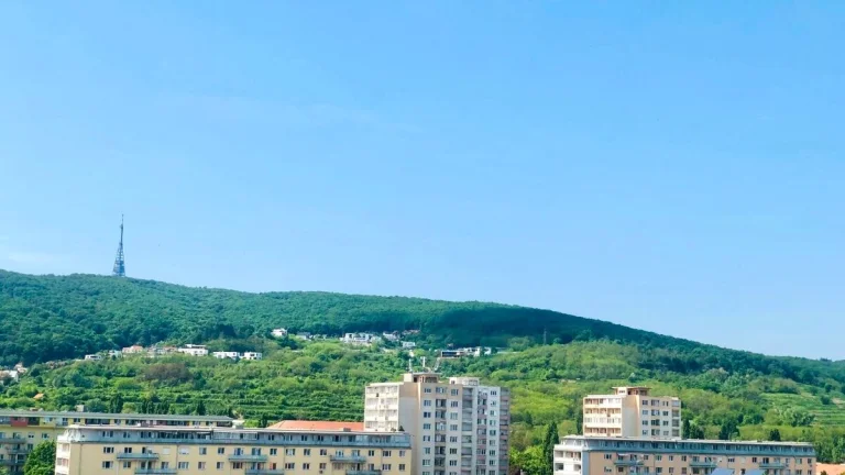 KRÁSNY, SLNEČNÝ 4i. BYT S VEĽKOU TERASOU PRI OC VIVO