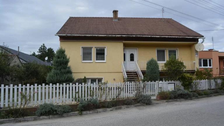 Na predaj veľký dvojgeneračný rodinný dom pri lese na Záhorí