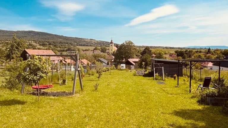 Krásny stavebný pozemok 863 m2 s chatkou