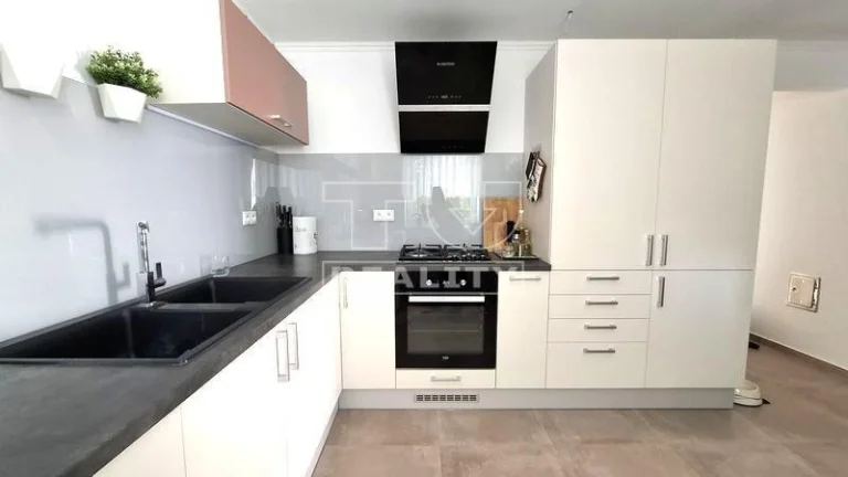 Pekný zrekonštruovaný 2 izbový byt s balkónom, dvoma...
