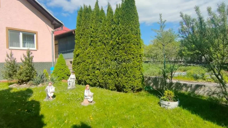 Predaj: Rodinný dom s dvojgarážou v pokojnej časti Rajca (