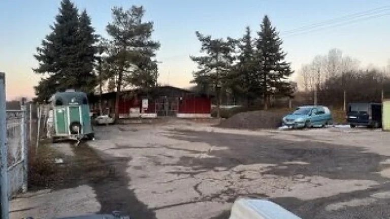 Ponúkam parkovanie alebo státie v hale