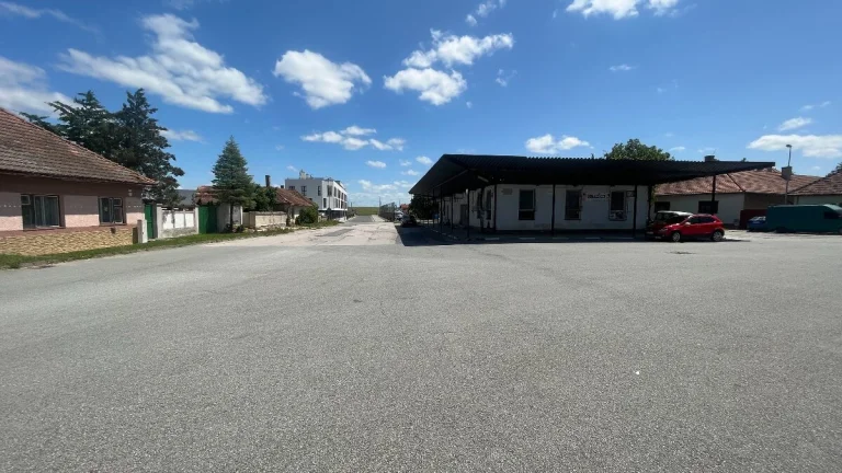 Komerčný objekt v centre Moldavy nad B. s pozemkom 1 808 m2
