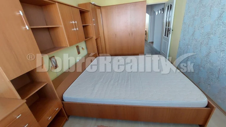 PRENÁJOM: KRÁSNY 3 IZBOVÝ BYT S LOGGIOU, RADVAŇ