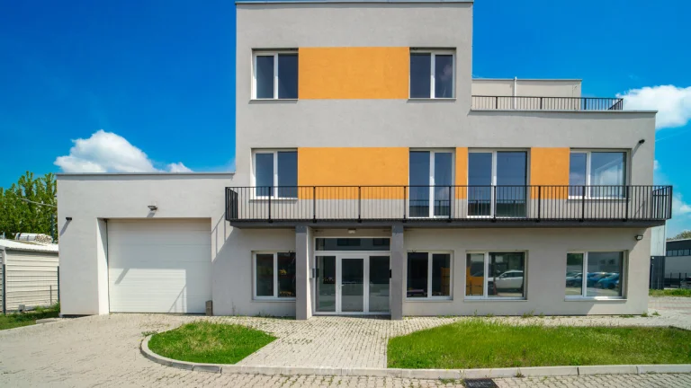 Na prenájom dve podlažia polyfunkcie na Zavarskej ulici v Tr