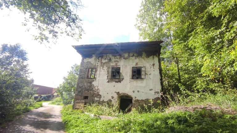 Pôvodný kamenný dom s veľkým pozemkom na polosamote