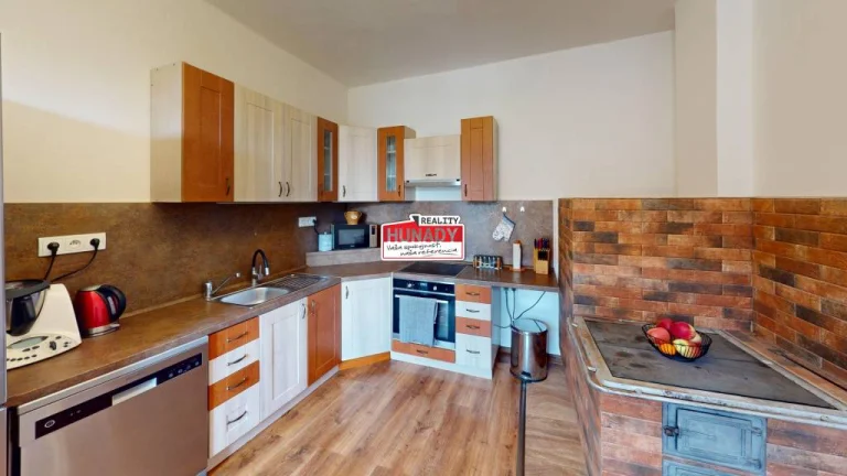 (2.320 m²) DOM S VEĽKÝM SLNEČNÝM POZEMKOM
