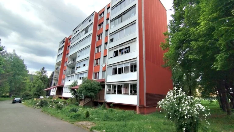 REZERVOVANÝ, Priestranný 4-izbový byt s loggiou