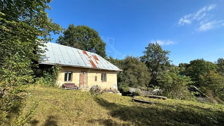 Chalupa s prameňom v horskej dedinke Krokava