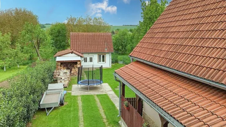 Na predaj zaujímavý 7 izbový rodinný dom v obci Kostolné