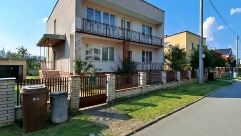 STROPKOV,DVOJGENERAČNÝ RD, 7 IZIEB, POZEMOK 833m2,KALINČIAKO