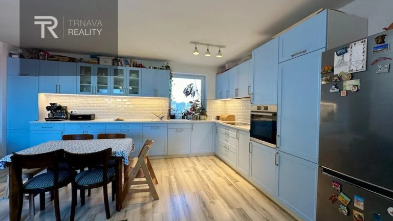 NOVÁ CENA - zariadený 3–i byt v Trnave na ulici A. Žarnova s