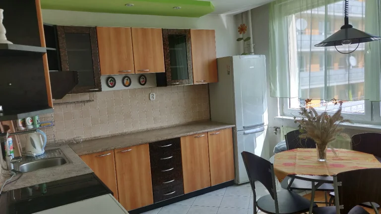 Prenájom 3-izbový byt, 76 m2, balkón, centrum Levice