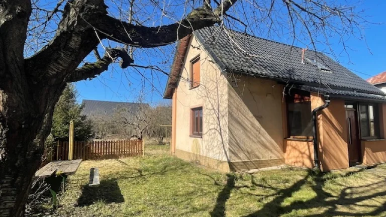 Prenájom zariadeného 2i rodinného domu v centre Brezna