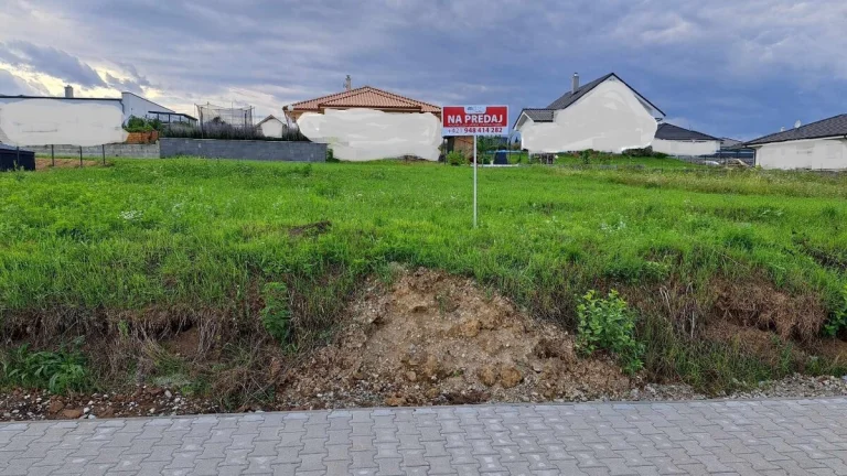 Predáme krásny pozemok s IS v Nitre časť P. Háje