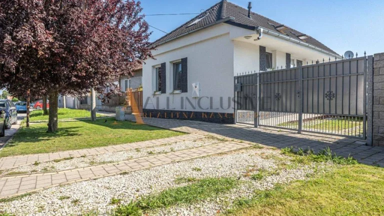 ALL INCLUSIVE I 5- IZBOVÝ RD NA TAKMER 11 ÁROVOM POZEMKU VÁH