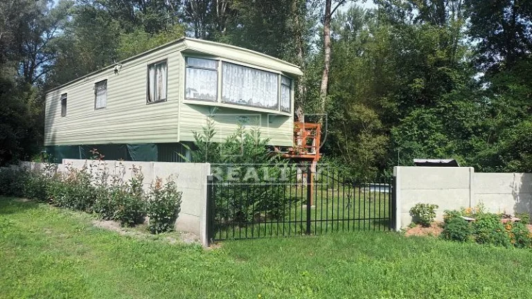 Pozemok 250 m2 s chatkou pri čarovných ramenách Dunaja -...