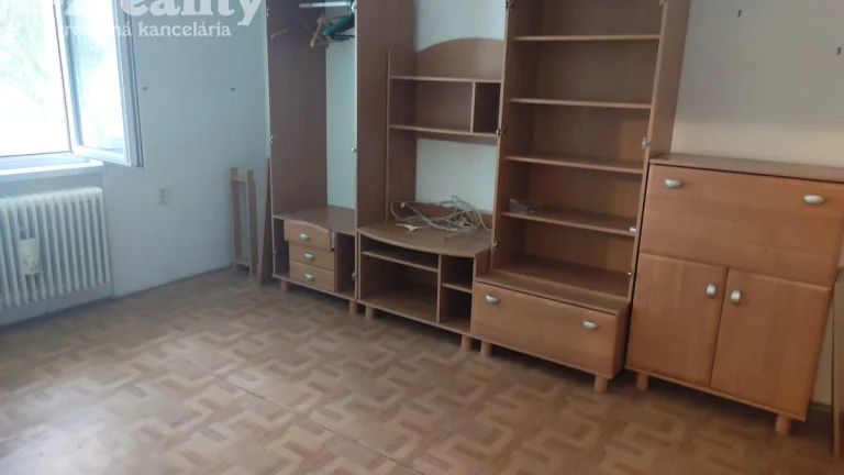 Na predaj 3 izbový byt v štvorbytovke v Nových Zámkoch
