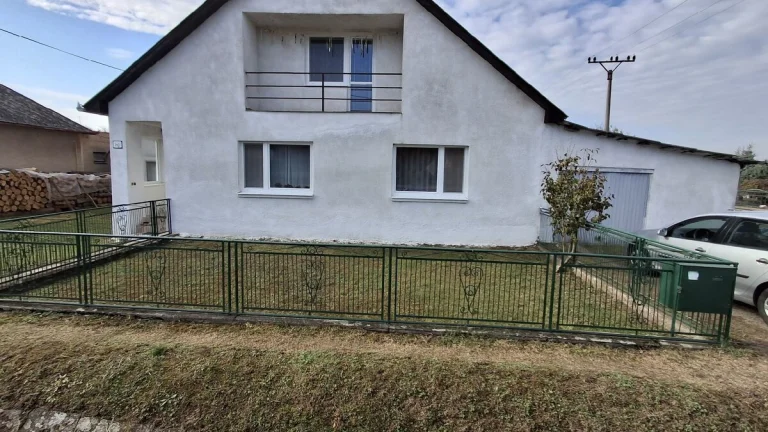 Teraz znížena cena Ponúkame na predaj rodinný dom,Slatine