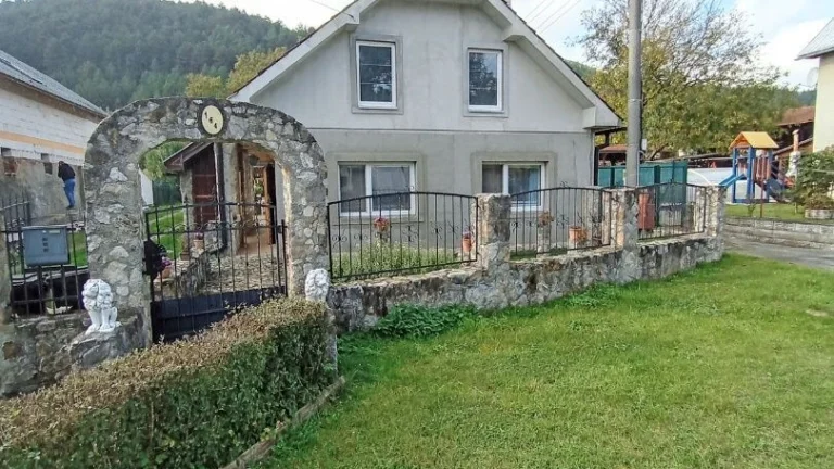 Štýlový dom v obci s výbornou občianskou vybavenosťou