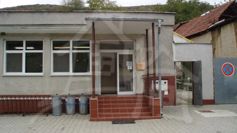 Štýlovo prerobený dom na bývanie a budova na podnikanie