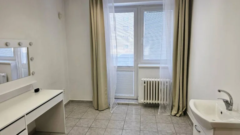 Prenajmem kanceláriu v OK Centre na 1.poschodí s balkonom,kl