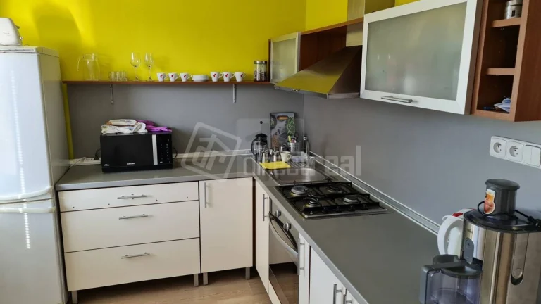 Na predaj veľký 2 izbový byt s výmerou 62 m2 v úplno…