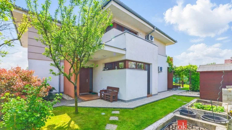 Veľkorysý 5-izbový rodinný dom s garážou len 15 minút od Bra