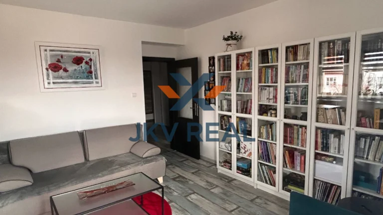 Slnečný kompletne zrekonštruovaný 3-izbový byt v centre Popr
