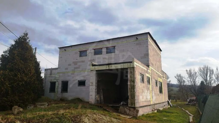 Moderný dom tesne pred dokončením, ideálny pre mladú rodin