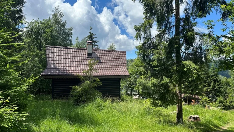 Útulná drevenička blízko lyžiarskeho vleku Kokava-Línia. S