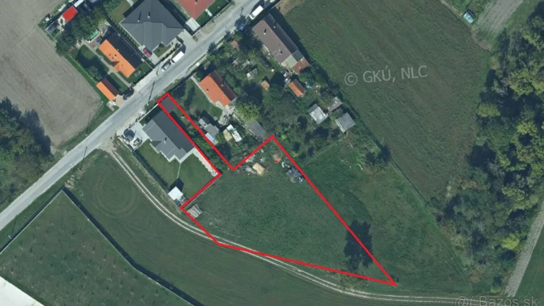 Veľký pozemok pre rodinné domy v tichej lokalite