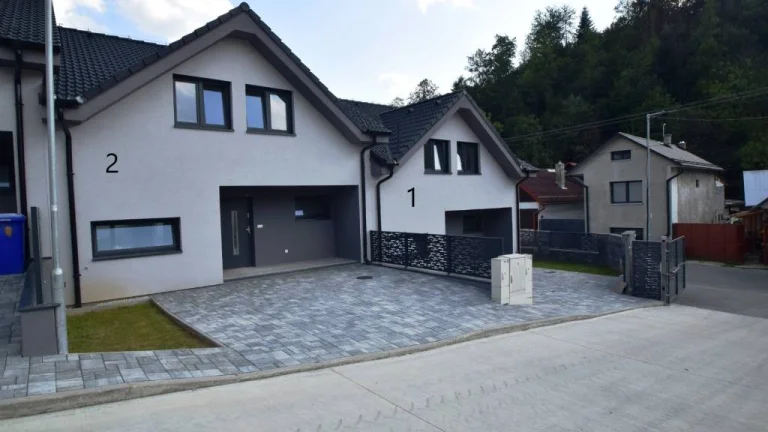 NOVOSTAVBA 2 RODINNÝCH DOMOV, LESNICA, SL
