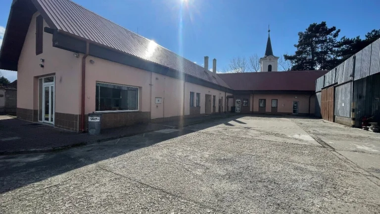 MH264- Na predaj budova a 2 haly vhodné na rôzne využitie