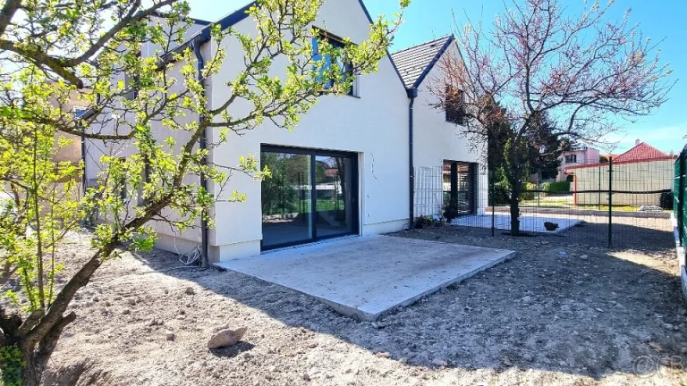 PRÁVE SKOLAUDOVANÝ 5i. RD 118m2 + ZÁHRADA + 2x PARKING / BA.