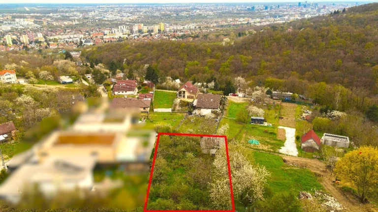 PEKNÝ STAVEBNÝ POZEMOK 584m2 V RAČI POD LESOM.