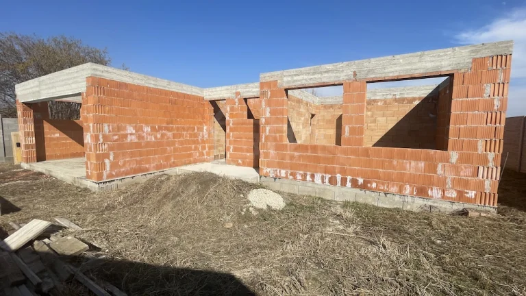 Rozostavaný rodinný dom v tichej lokalite neďaleko Nových