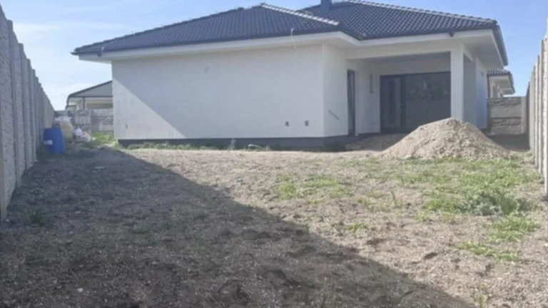 Bez reality -4 izbový rodinný dom s oplotením