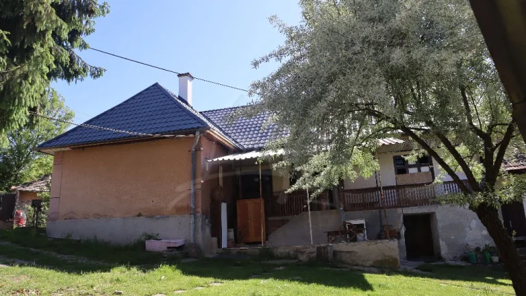EXKLUZÍVNE - Pôvodný gazdovský dom s vínnym domčekom a väč