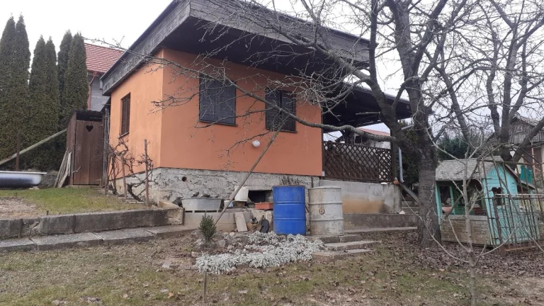 Murovaná chatka so záhradkou v M.Kršteňany/PE