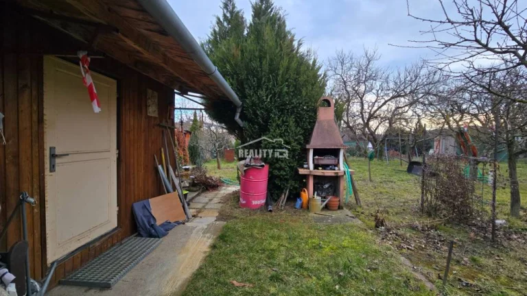 Záhrada s malou chatkou, Nové Mesto nad Váhom