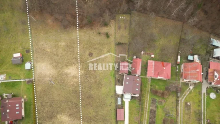 Exkluzívne na predaj priestranný stavebný pozemok 3021 m2, V