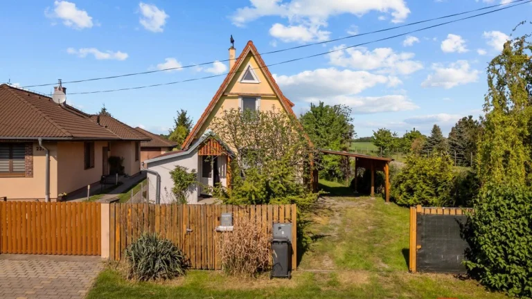 Rodinný dom s veľkým pozemkom, dvomi terasami a krbom – Čenk
